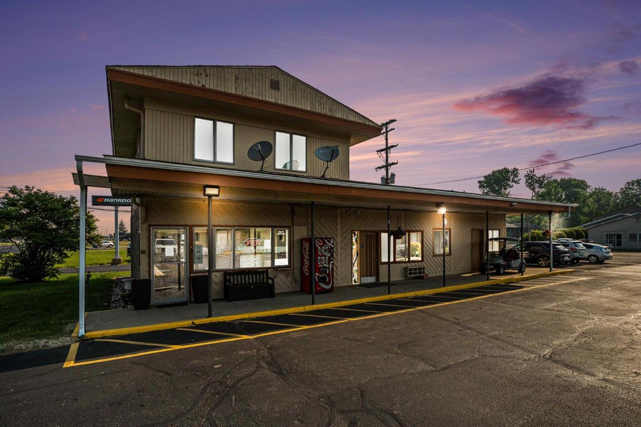Great Lakes Inn & Suites South Haven Exterior photo
