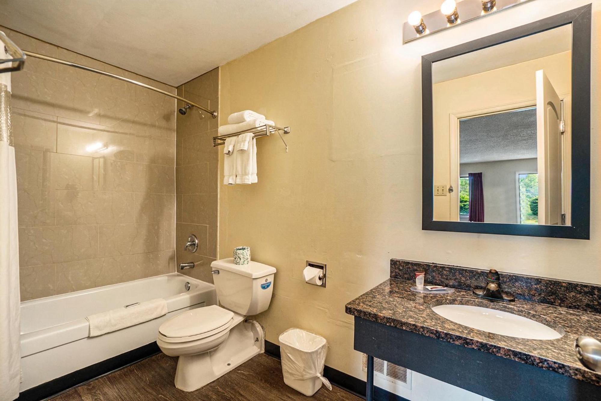 Great Lakes Inn & Suites South Haven Room photo